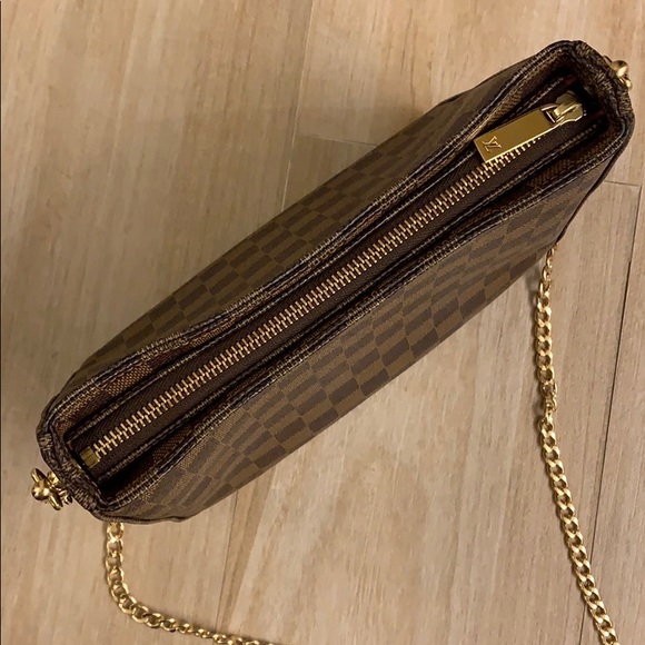 ❌SOLD❌ Louis Vuitton Crossbody - Picture 4 of 8